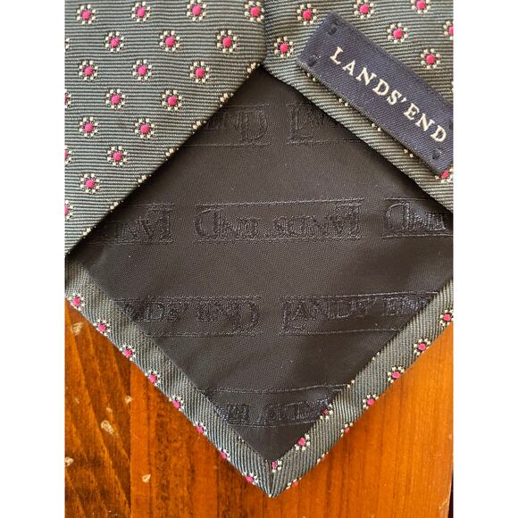 Lands End Neck Tie 100% Silk Hand Sewn in USA Gray and Pink Spot Pattern - Picture 4 of 8